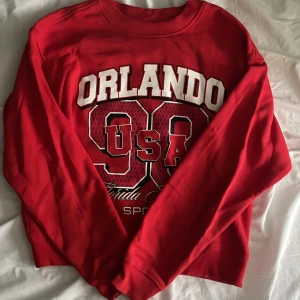 Hoodie röd - Det är bara N röd hoddie i storlek M från HM. Den är kort med långa ärmar. Nästan oanvänd. 