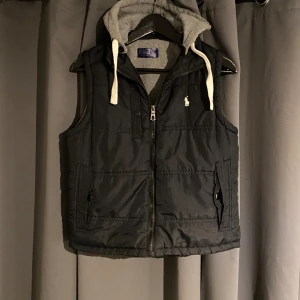 Ralph Lauren väst - |Ralph Lauren väst|storlek:står inte men sitter som xs/xxs|skick:8/10|Nypris:1999 vårt pris:749|hör gärna av er vid funderingar, Mvh