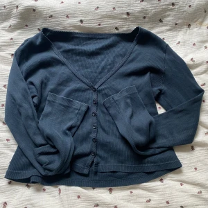 brandy Melville topp - så gullig ribbad kofta från brandy Melville! Köpt för ungefär ett år sedan i Berlin❣️ koftan är i super fint skick! 