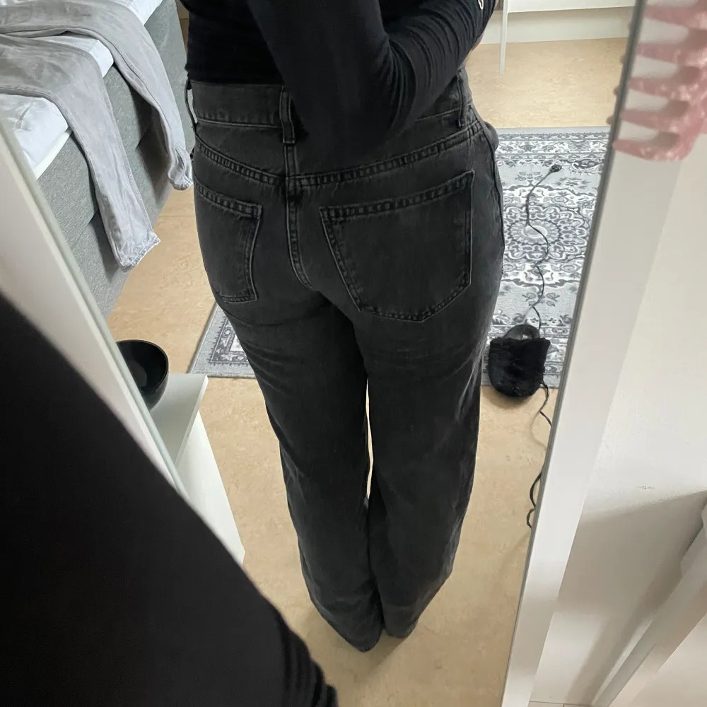 Säljer mina svarta low waist jeans från Gina tricot i en straight modell. Knappt använda. Jag är 167, skriv för fler bilder💕🫶🏼. Jeans & Byxor.
