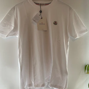Moncler T-shirt - Moncler T-Shirt i storlek M, aldrig använd. Hör av dig om du har några frågor😀