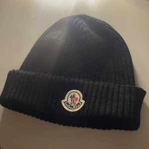 Moncler mössa  - Ny köpt mössa aldrig använt 