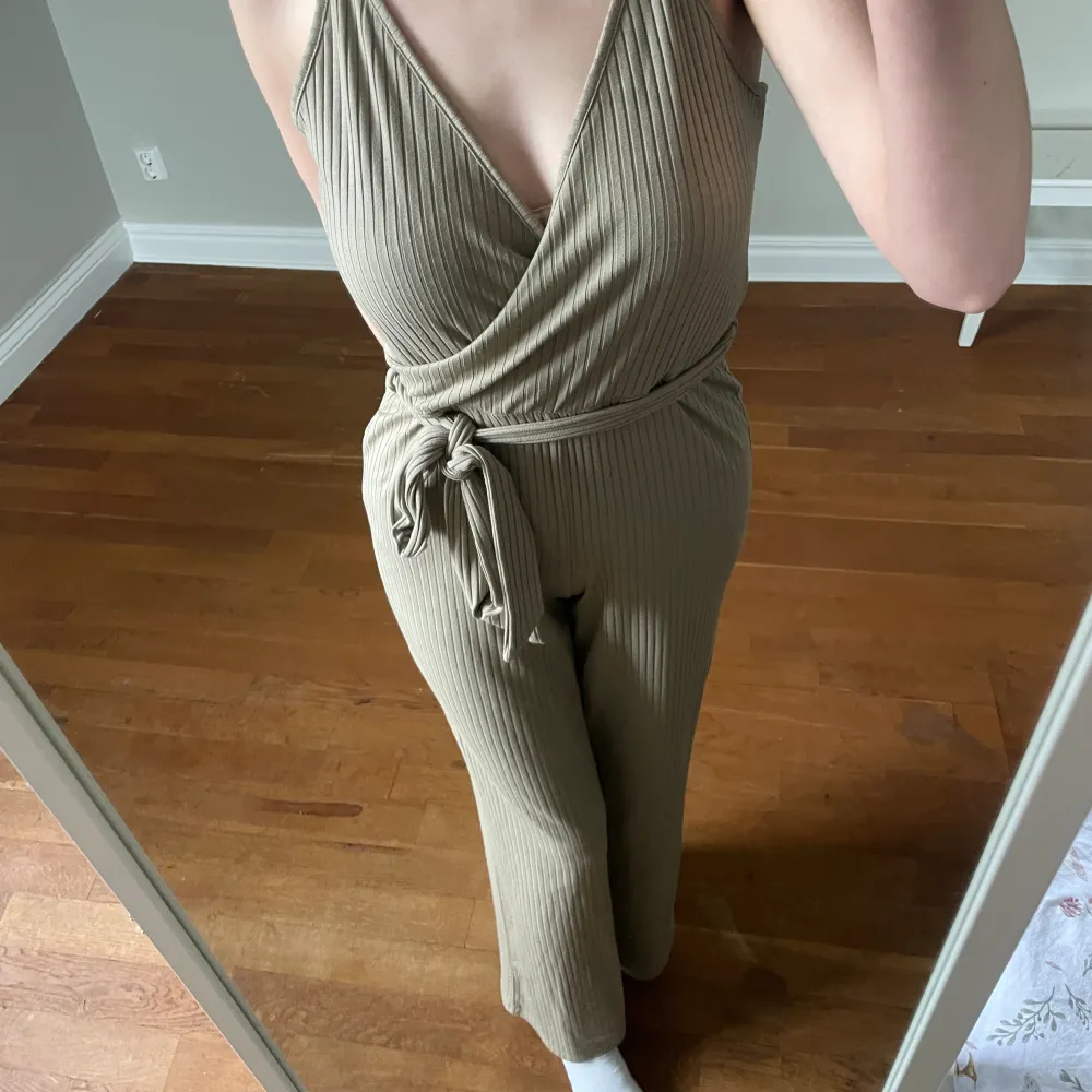 Beige ribbad byxdress. Lite för kort på mig som är 177 cm. Fint skick använd ca 1 gång. . Klänningar.