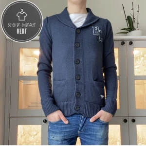 Stickad cardigan - Tja, säljer nu denna stickade cardigan från bondelid. Fint skick! Hör av dig vid frågor eller funderingar!