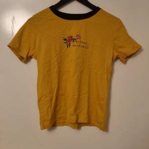 En senaps gul t-shirt med tryck på❤️