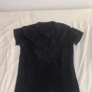 Kenzo t-shirt - Har använt den ett tag den är lite skadad där nere så jag säljer den billigt