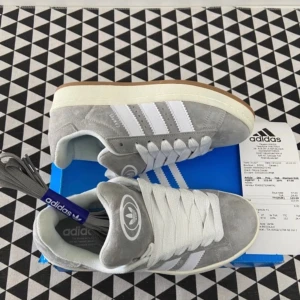 Campus grey 00s - Säljer mina gråa campus som är för stora på mig som 38a. De är storlek 39 och helt nya.  