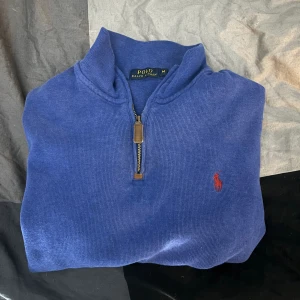 Ralph Lauren Half Zip - Half zip tröja av Ralph lauren köpt på thernlunds,  nypris 1349kr Storlek M sitter grymt   10/10 skick, alltid bra material av RL