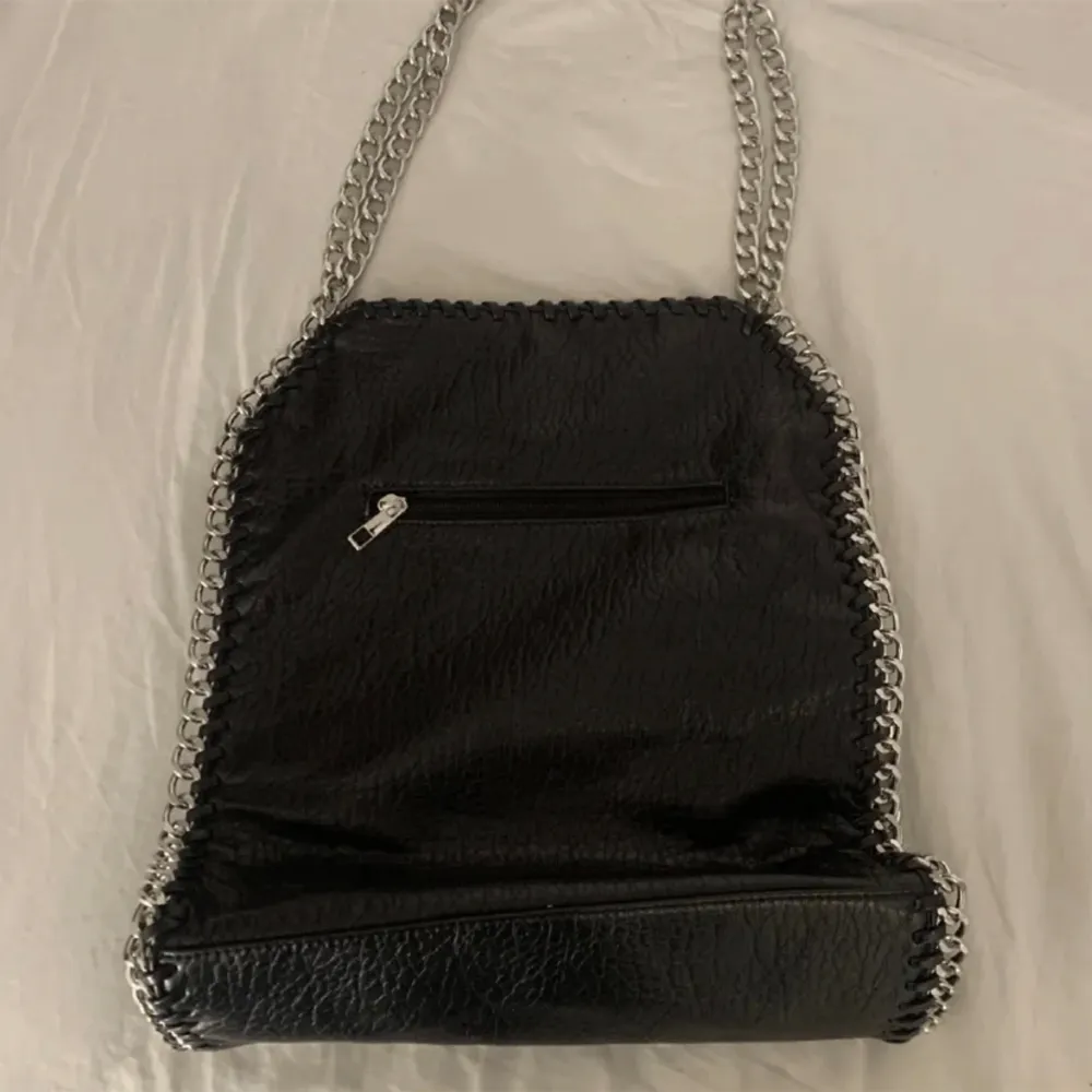 Säljer min Tiamo väska då den inte längre kommer till användning. Väldigt bra skick förutom att dragkedjan är sönder så därav billigt pris🖤 mått: 32 cm bredd, 35 cm höjd och 10 cm djup. Väskor.