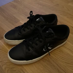 Calvin Klein Skor - Tja! Säljer dem här skit feta Calvin Klein skorna för ett hyfsat bra pris, anledningen till att jag säljer dem är för att jag inte har någon användning av dem. Hör av er vid funderingar! Nypris 1000kr