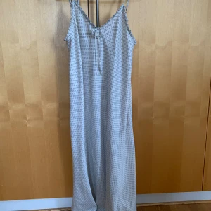 Vintage nattlinne - Vintage nattlinne med en liten ros framtill. Prickigt mönster. Skulle säkert funka som vanlig sommar klänning!  Tyvärr är axelbanden lite långa men om man är sykunnig kan man säkert fixa det