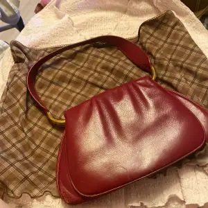 Vintage helt underbar handväska med en liten mini ”plånbok” /”ficka” som sitter i en kedja. Har några skavanker i hörnen och på axelbandet men annars superfin