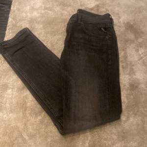 Ett par grå/svarta replay jeans i storlek 152. Jeans är i ostrolistna bra skick 9,5/10. Jeans är använda ett fåtal gånger. Jeansens passform är i slim fit.