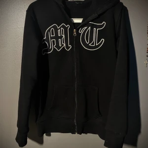 tuttolente hoodie - säljer nu min MT zip i size s. använd ett tag men bra skick bortsett från ett litet hål på axeln. därav priset. kp för fler bilder. påse stickers o sånt medföljer. 
