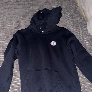 Moncler Hoodie - Feeet mörkblå moncler hoodie som jag aldrig använt då den inte passar mig. Märkena ser perfekta ut och de finns inga skador eller fläckar på deb