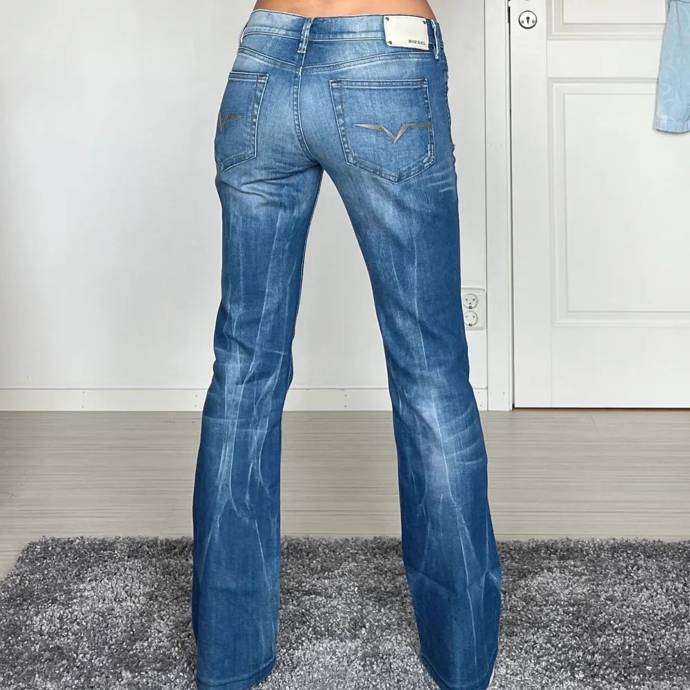 midjemått: 36cm rakt över, innerbenslängd: 76cm 💗 . Jeans & Byxor.