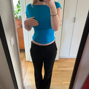 Blå tröja med öppen rygg - Så fin tröja med öppen rygg. Perfekt till sommaren