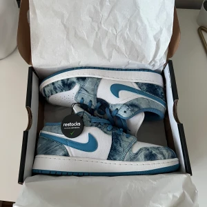 Säljer dessa Nike Air Jordan 1 Low (GS) - De är helt nya, inte använd en enda gång. Kan träffas och de kan även fraktas.
