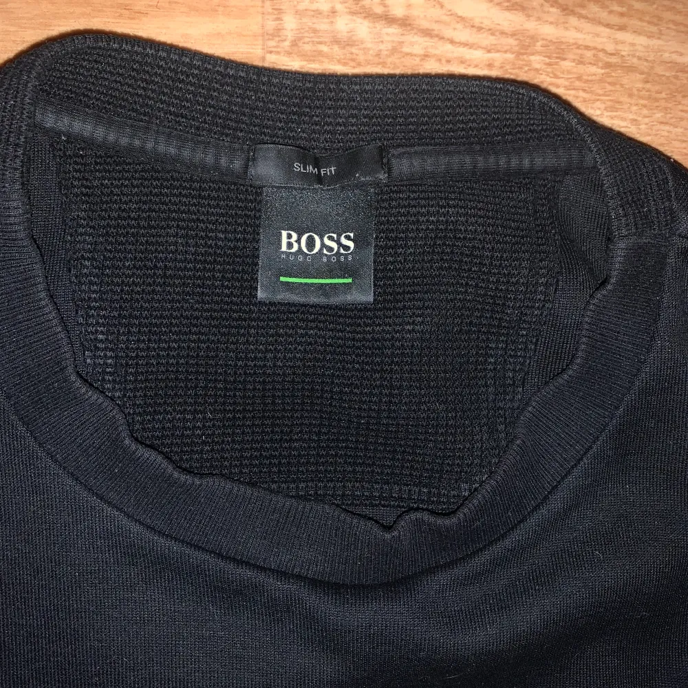 Hugo boss tröja, modellen säljs inte mer så man kan inte få tag på den mer, står storlek M men är S kan även passa M om man väger mer. Tröjor & Koftor.
