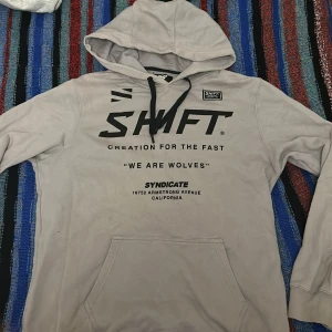 Hoodie från märket Shift - Grå hoodie i storlek L. Tungviktig och högkvalitativ. Oanvänd.