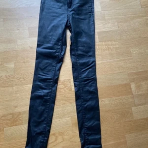 Svarta fejk skinn/läder byxor  - Skinny modell 