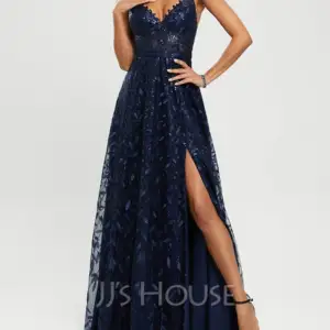 super fin mörkblå balklänning ifrån JJ’s House❣️ säljs inte på hemsidan längre! Pris kan diskuteras 