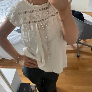Vit blus  - Fin vit blus från Vero Moda🥰