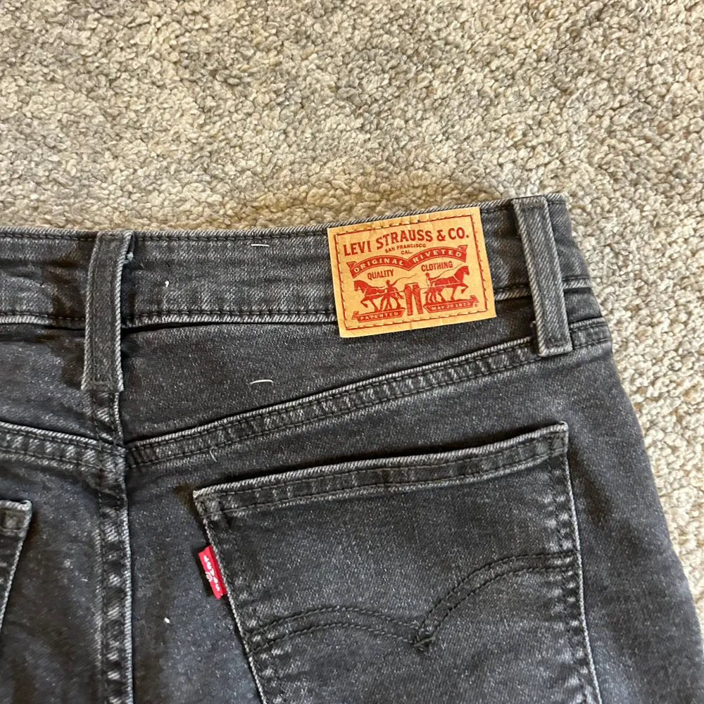Helt nya levis jeans utan prislapp. Använda 1 gång. Säljer pågrund av förstora! . Jeans & Byxor.