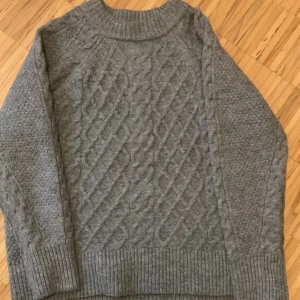 Stickad långärmad tjocktröja  - Overzised  Använd någon enstakad gång  