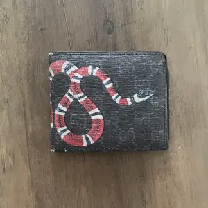 Säljer min fina Gucci plånbok, använd 2-3 veckor, fick den som present boxen är inte till salu vill gärna har kvar den. 