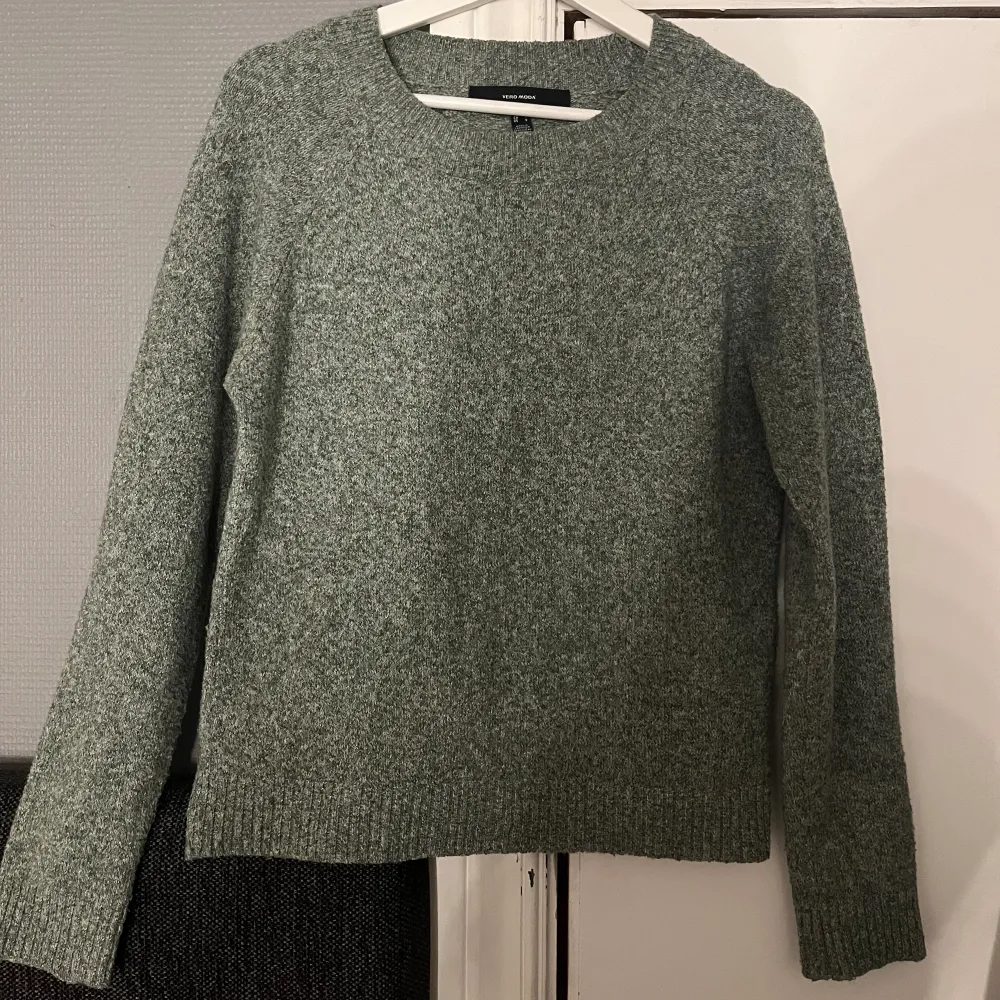 Säljer denna jättefina gröna stickade tröjan från vero Moda!! Den är köpt i somras och har används en del men fortfarande mycket fint skick!! 💗. Stickat.