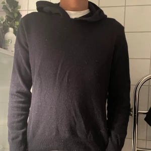 Oscar Jacobson Kashmir Merino Hoodie - 8/10 skick lite nopprig på armen. Pris kan diskuteras vid snabb affär.