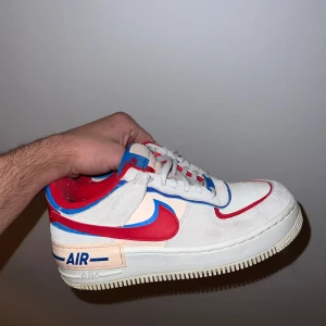 Nike Air Force - Fint skick, använda men välskötta. Storlek 38,5, pris kan diskuteras vid snabb affär. 