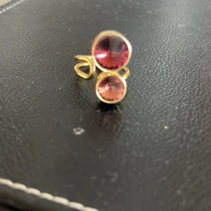Ioaku ring  - Säljer min ioaku ring som jag fick i julklapp, är nästan aldrig använd mer än att jag har justerat den. 