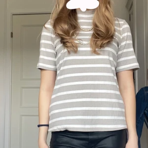 Topp - Säljer denna as snygga top med hög krage! Köpt från lindex för länge sen så finns inte längre kvar.. 