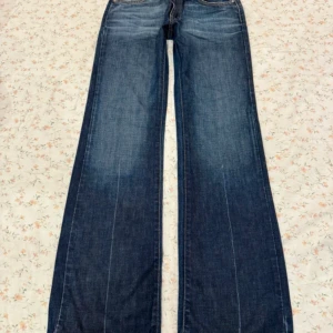Lågmidjade bootcut jeans - Dom perfekta lågmidjade jeansen verkligen så fin modell och färg dock tyvärr för små för mig!  Midjemått 36  Innerben 106