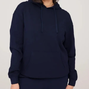 Marinblå hoodie - Sjukt mysig marinblå hoodie köpt på Gina får några år sedan💓 Inga täcken på användning! (Bilder från Cubus men hoodien ser exakt likadan ut)