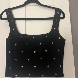 Svart linne med nitar - Linnet i sig är lite kortare modell Zara Storlek S💕