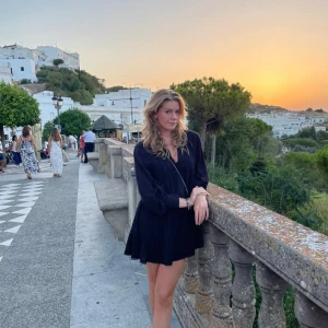 Svart zara klänning  - Säljer min jättesnygg svart zara klänning i storlek s som jag köpte för ca 600 kr då den är för kort för mig nu 💕 Den är i jättebra skick och jag har bara använt den fåtal ggr💕