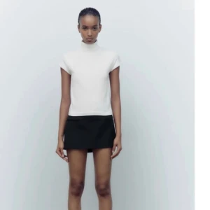 Zara tröja - Super fin zara tröja som är slutsåld på hemsidan! Nyskick, använd ett fåtal gånger!!