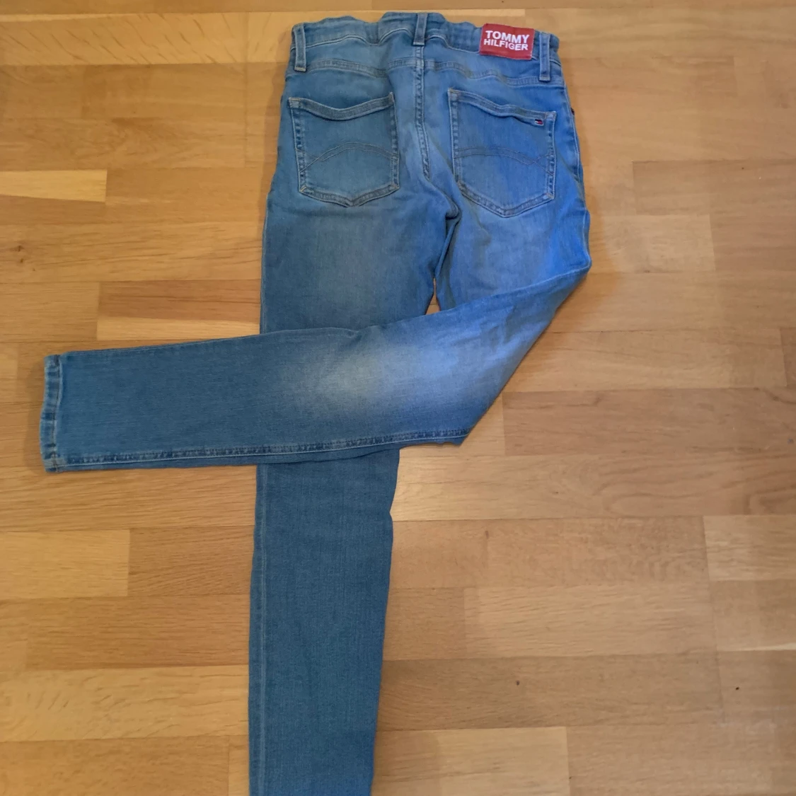 Blå tommy hilfiger jeans - 91