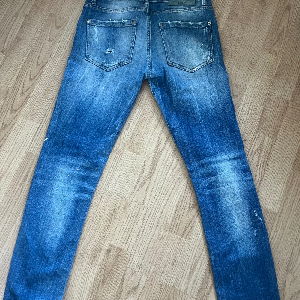 Hej, säljer mina dsquared2 jeans efter som att de har blivit för små.  De är storlek 42 men replikor så de passar en kille som är ca 175cm lång.. Jeans & Byxor.