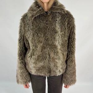 Pälsjacka - Pälsjacka som är köpt vintage! Så fin modell och lagomt tjock nu till våren! Näst intill oanvänd!