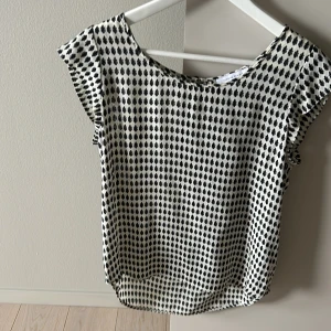 Second Female top - Snygg top. Strl XS. Använd men inga märken eller fläckar. Finns i Växjö.