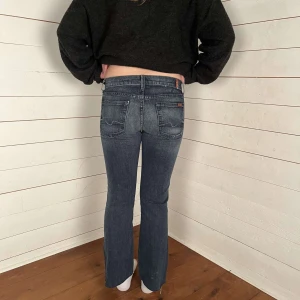 Lågmidjade jeans  - Midjemått( rätt över): 39cm Inerbenslängd: 68cm   Köp gärna via ”KÖP NU” Modellen är 168 cm, inga defekter 💕