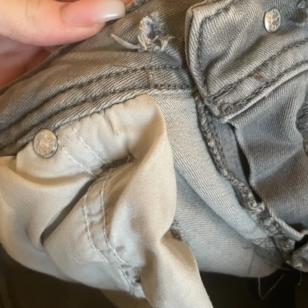 Ett par fina byxor från Zalando, köpta i sommras och max använda 5ggr. Ända defekten är i midjan där jag klippt hål för att få i ett snöre som skärp då de är för stora, det syns och märks inte av! Originella priset: 828kr. Jeans & Byxor.