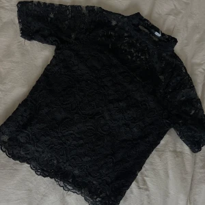 Spets topp - Köpt på second hand, aldrig använd. Vet inte vart den är ifrån eftersom att lappen är avklippt. Skulle gissa att storleken är XS-S Skriv om du har fler frågor 🥰