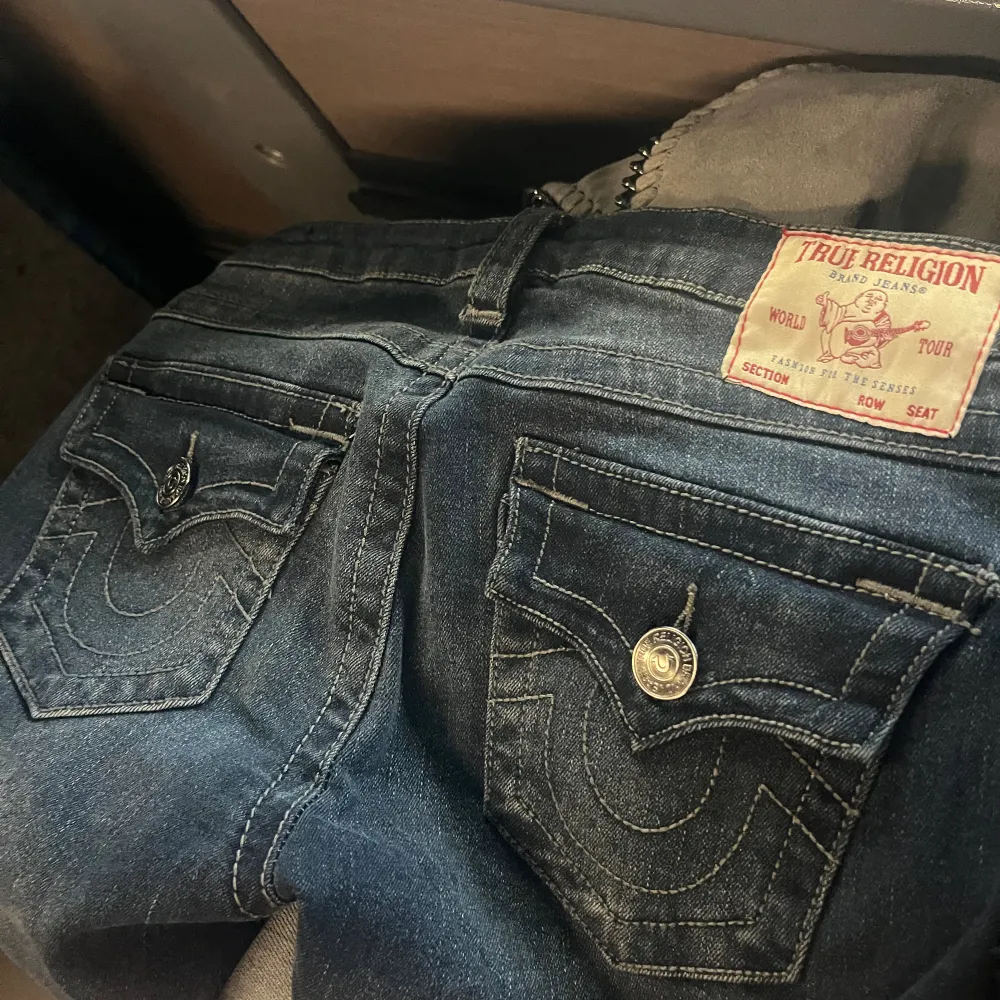 Säljer dessa true religon jeans, mått är 24 i midjan och 31 i längden, de är i toppen skick bara förstora i midjan för mig, kostar 1400 säljer för 1000. Kan mötas upp i Stockholm⭐️⭐️. Jeans & Byxor.