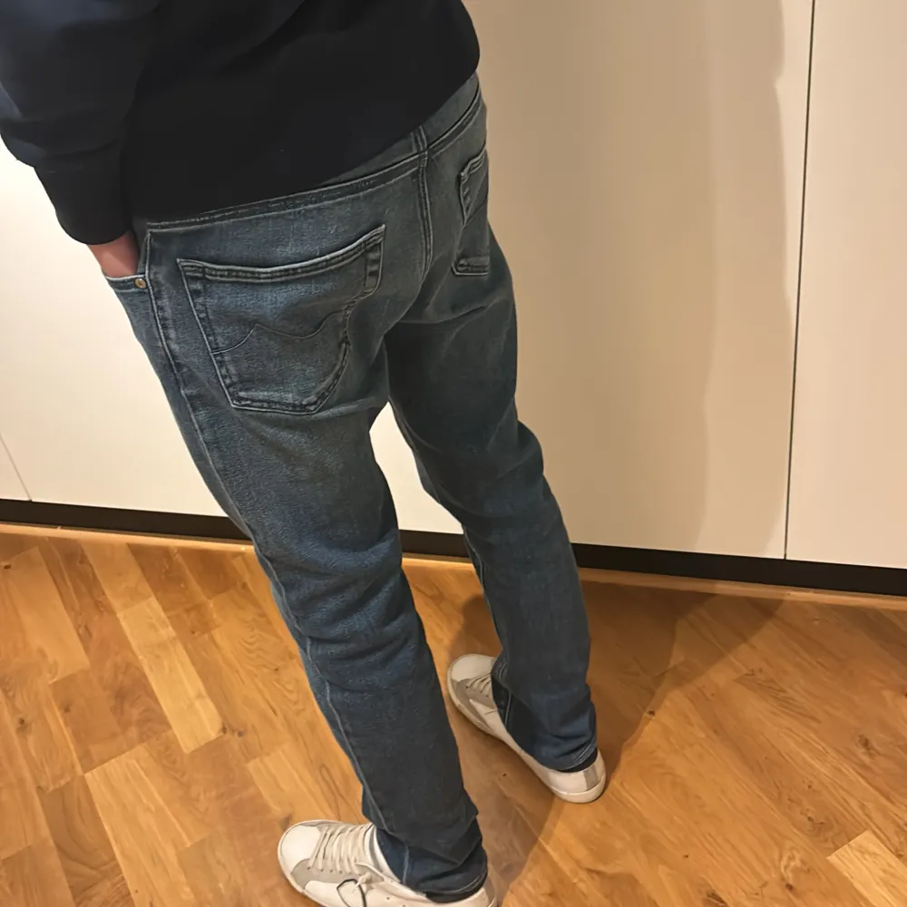 Säljer ett par jeans från Jacob cohën som sys i en liten by i Italien, nypris på dessa ligger på 5399 kr, toppen skick på byxorna 8,7/10 | modellen  på bilderna är 180 lång, skriv vid frågor eller funderingar, priset är diskuterbart. Jeans & Byxor.