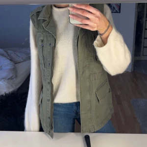 Väst  - Jättesnygg väst till sommaren 